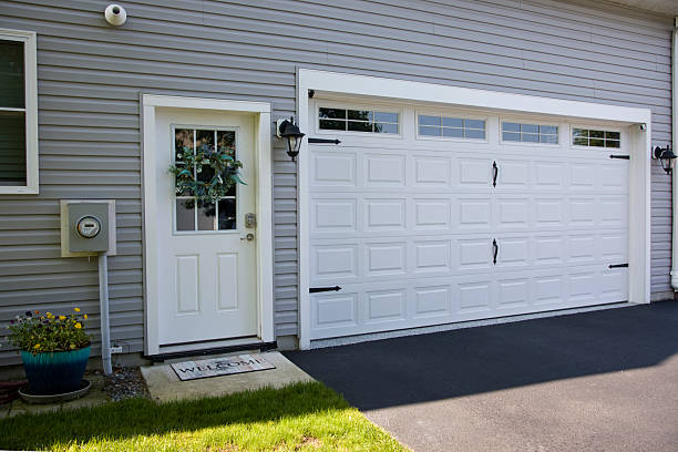 24/7 Emergency Garage Door Panel Replacement experts in Crestwood, KY